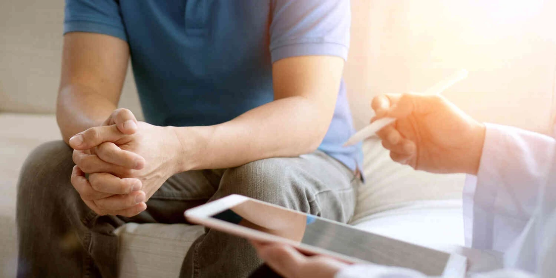 Nahaufnahme von h&auml;nden von einem mann der mit einer person spricht