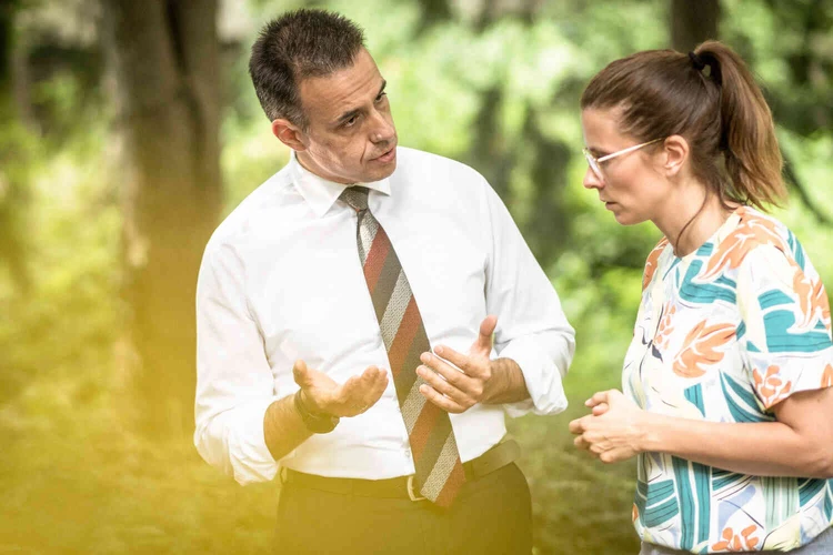 Mann spricht mit Frau drau&szlig;en im Wald